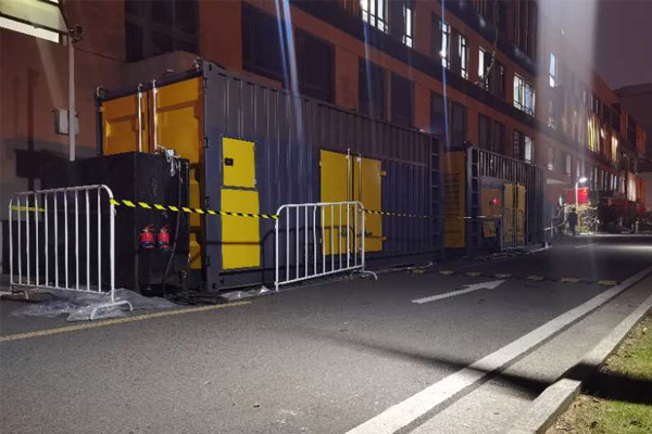 澄城柴油发电机组的输出电压是如何调节的？