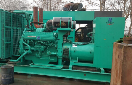 澄城发电机组如何判断水冷式机油散热器内部是否需要清洗？